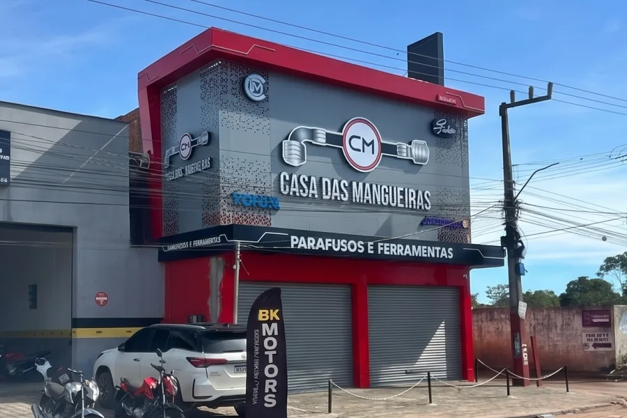 Fachada comercial revestida em ACM